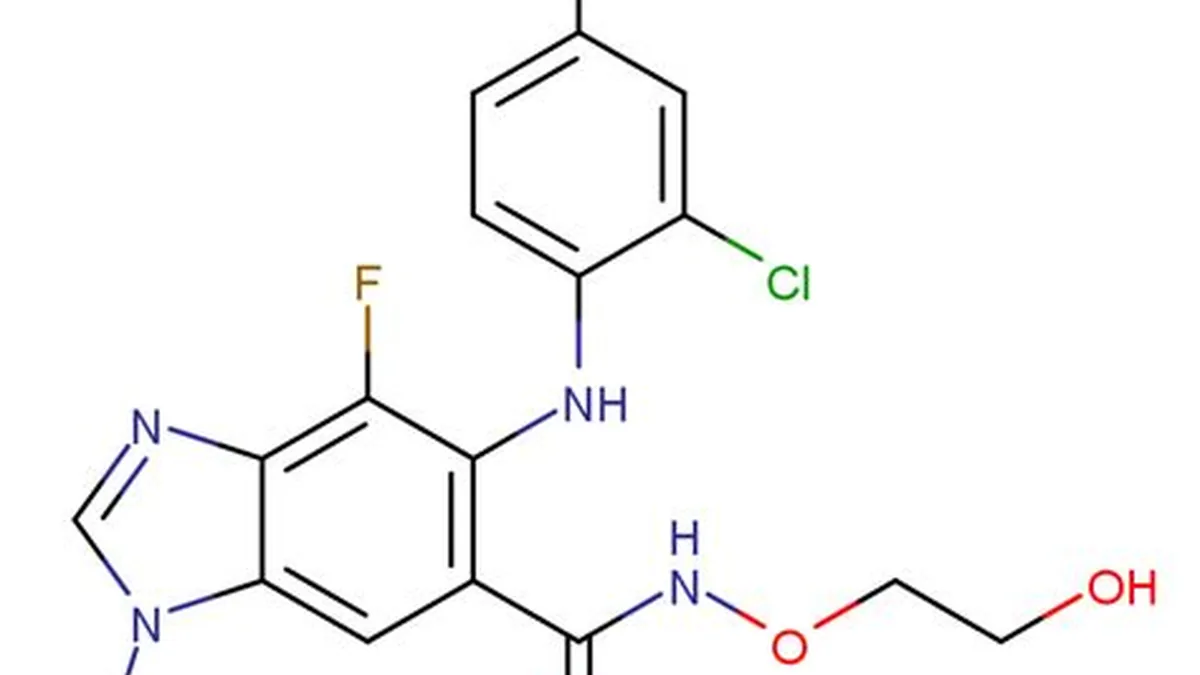 司美替尼10mg药品包装盒特写，背景为医院药房柜台